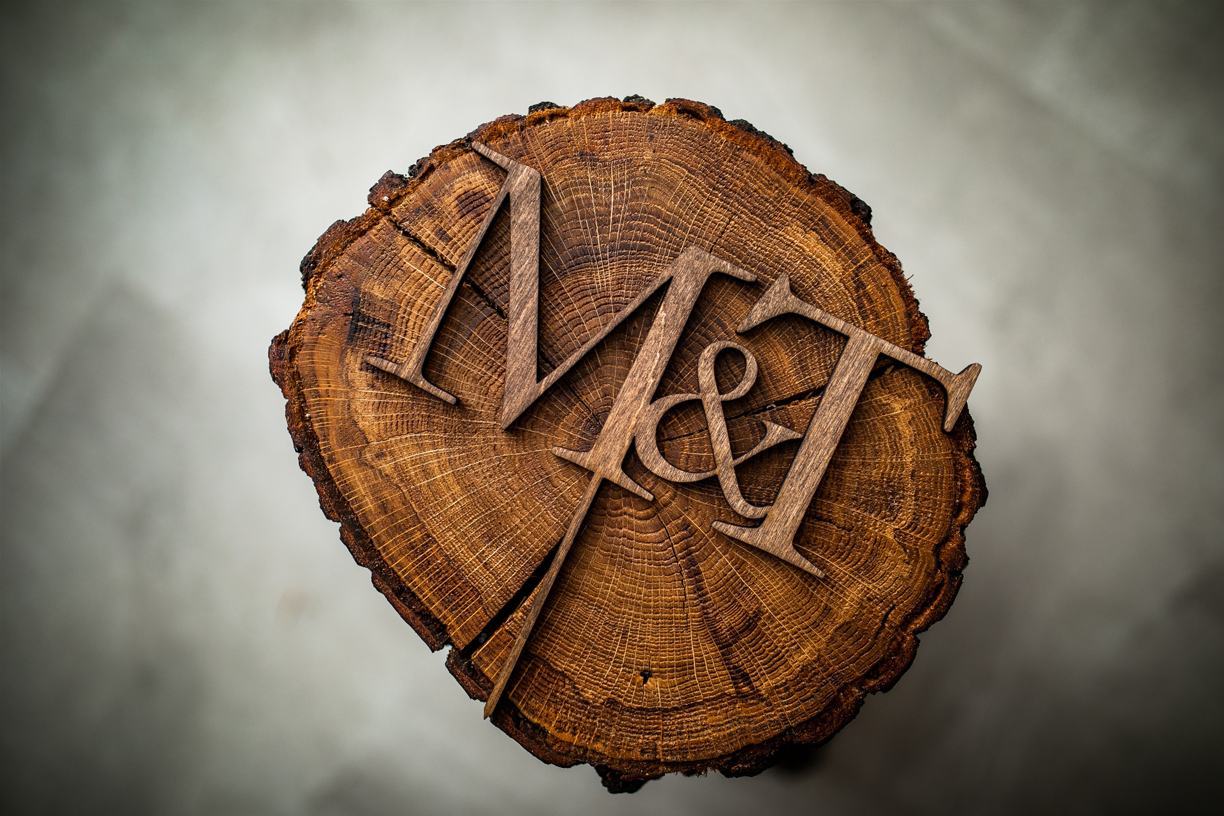 Detail dřevěného zápichu do dortu M a T